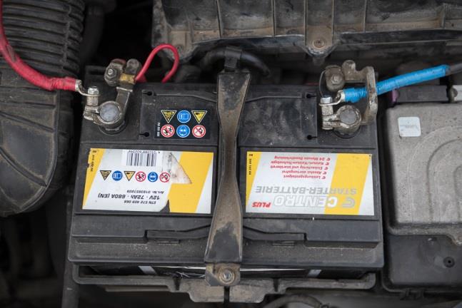 Fig. 8 Cables correctly connected to the car battery