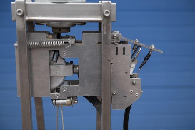 Fig. 11 Line cutter in relaxed (uncocked) state