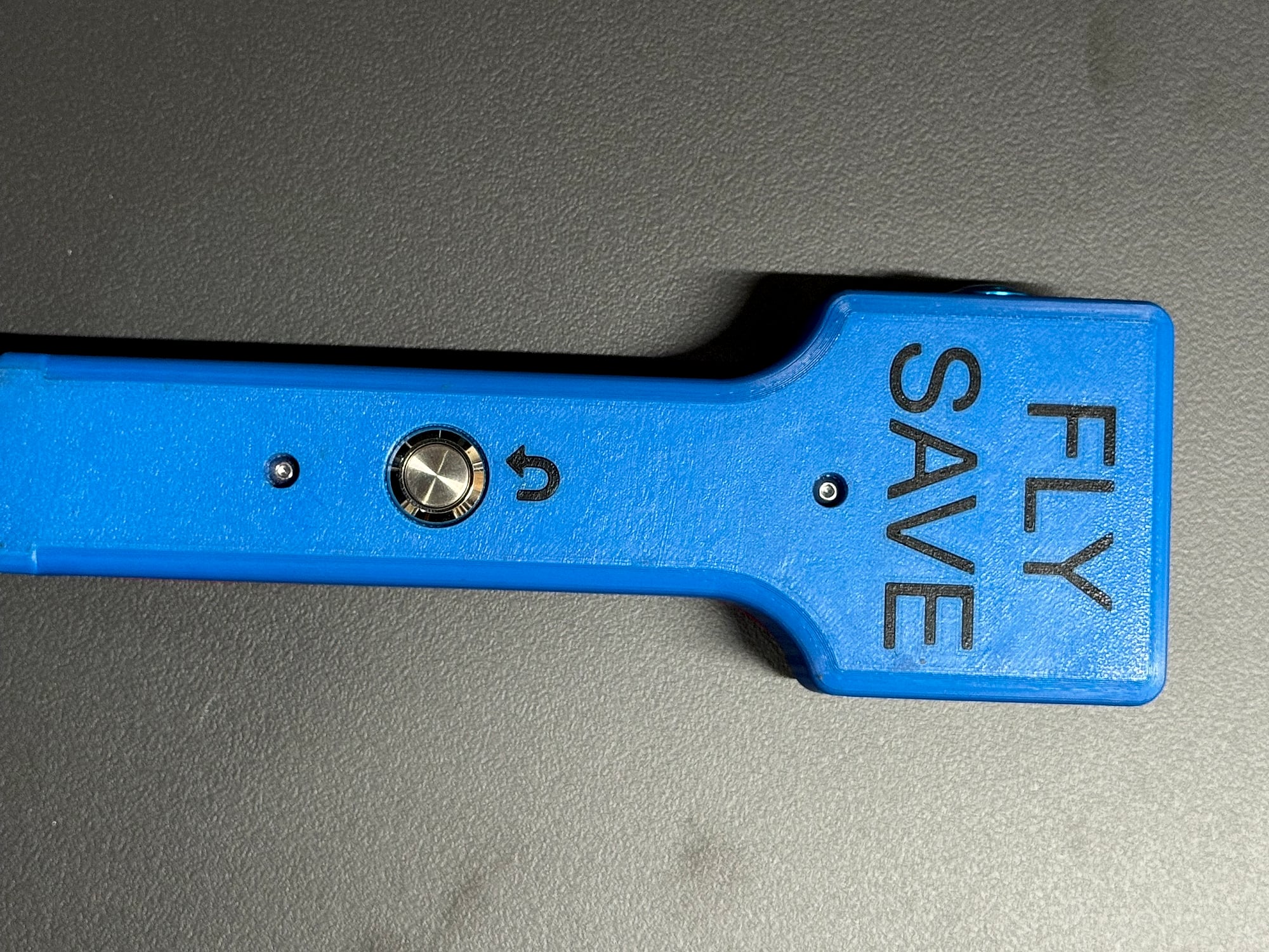 Line-retract button with the Fly Save engraving